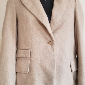 COD: 10293L – Blazer feminino, Billie Premium, tamanho M, em poliéster e algodão, forrado, com ombreiras e bolsos frontais, usado