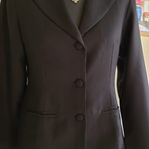 COD: 10297L – Blazer feminino, forrado, preto, em poliéster, botões forrados com ombreiras e bolsos frontais,  tamanho P,  usado