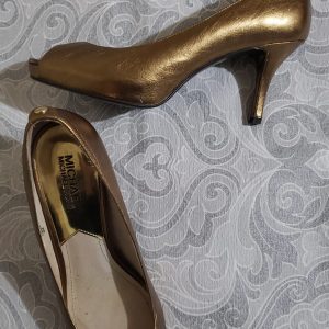COD: 10358B – Sapato Michael Kors, Dourado, salto 8 centímetros, tamanho 37, seminovo