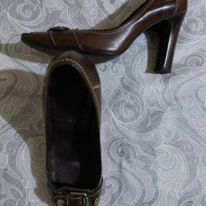 COD: 10388B – Sapato em couro, salto 9 centímetros, tamanho 37, usado