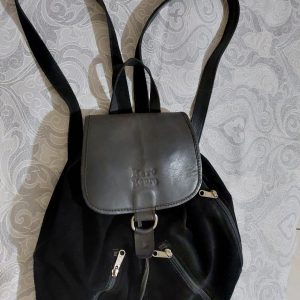 COD: 10395D – Bolsa mochila, Kero Kouro, preta em camurça, medidas 30 X 34, usada