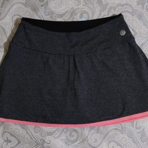 COD: 10400B – Shorts saia Demillus, tecido com elastano, tamanho P, usado
