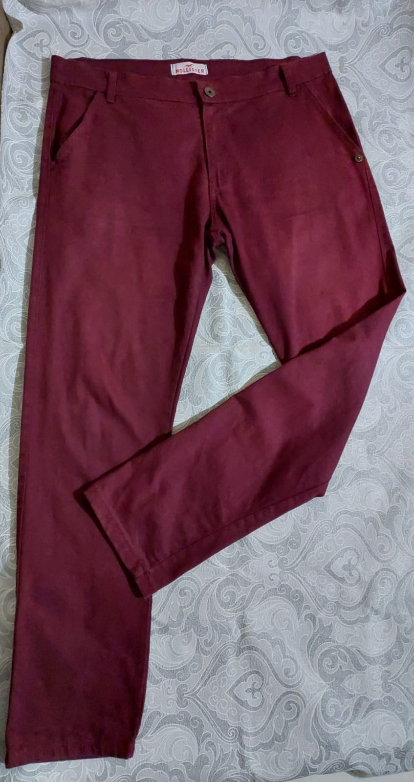 COD: 10424L – Calça masculina, Hollister, cor marsala, com elastano, tamanho 46, usada