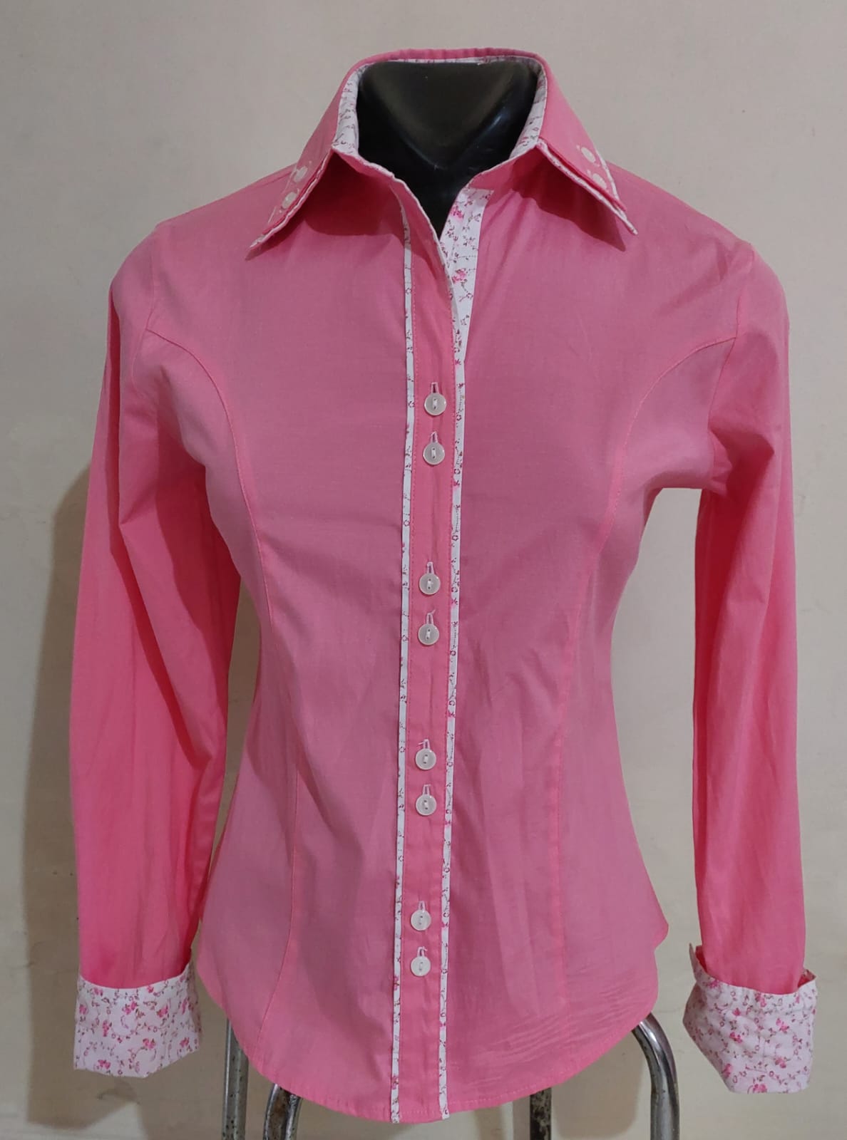 COD 10428L – Camisa feminina, tamanho P, em algodão poliéster e elastano,  Seminova
